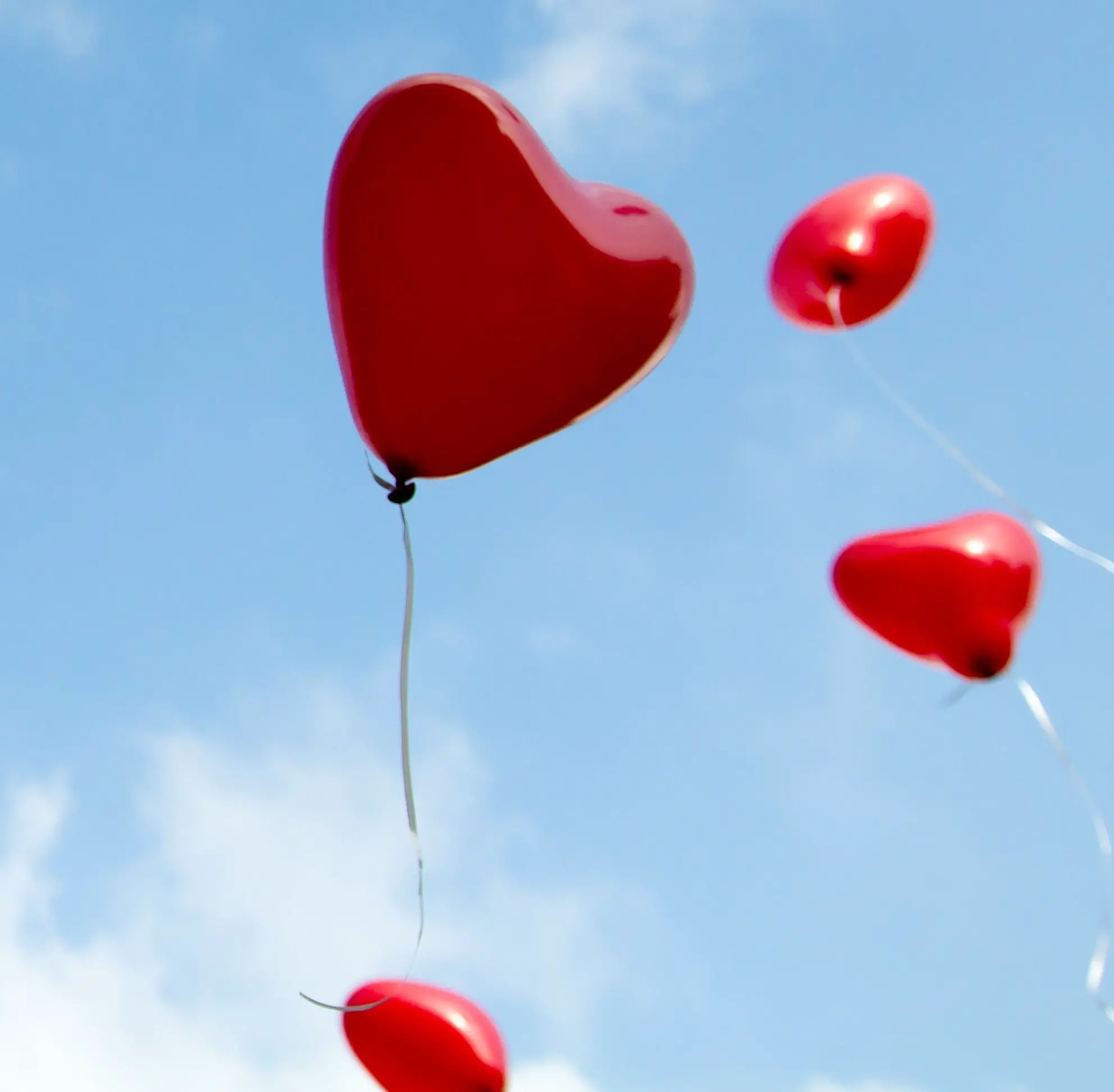 balões de coração no céu